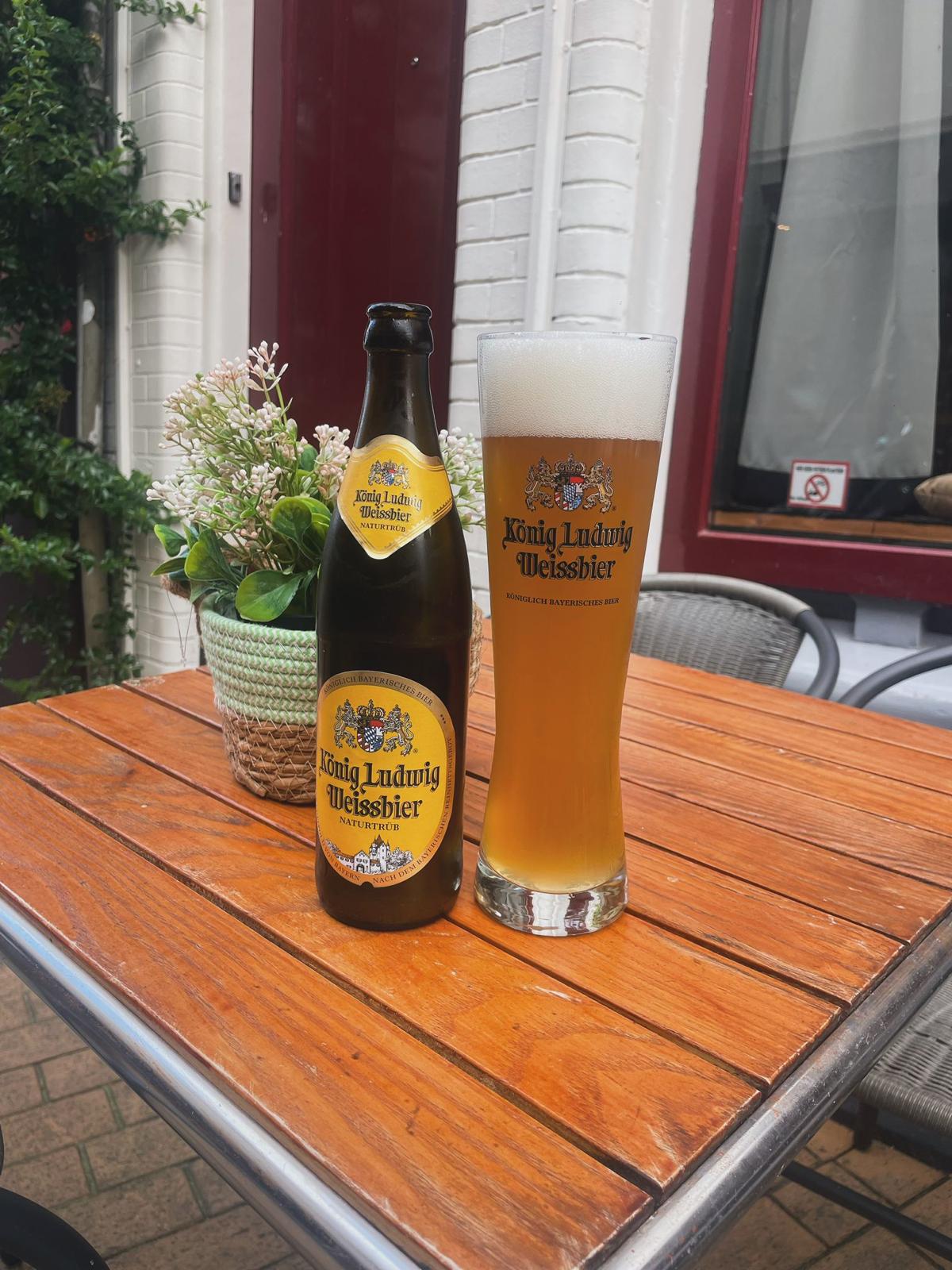 Proefglazen bier op een plank tijdens een bierproeverij bij Cafe Salud in Groningen