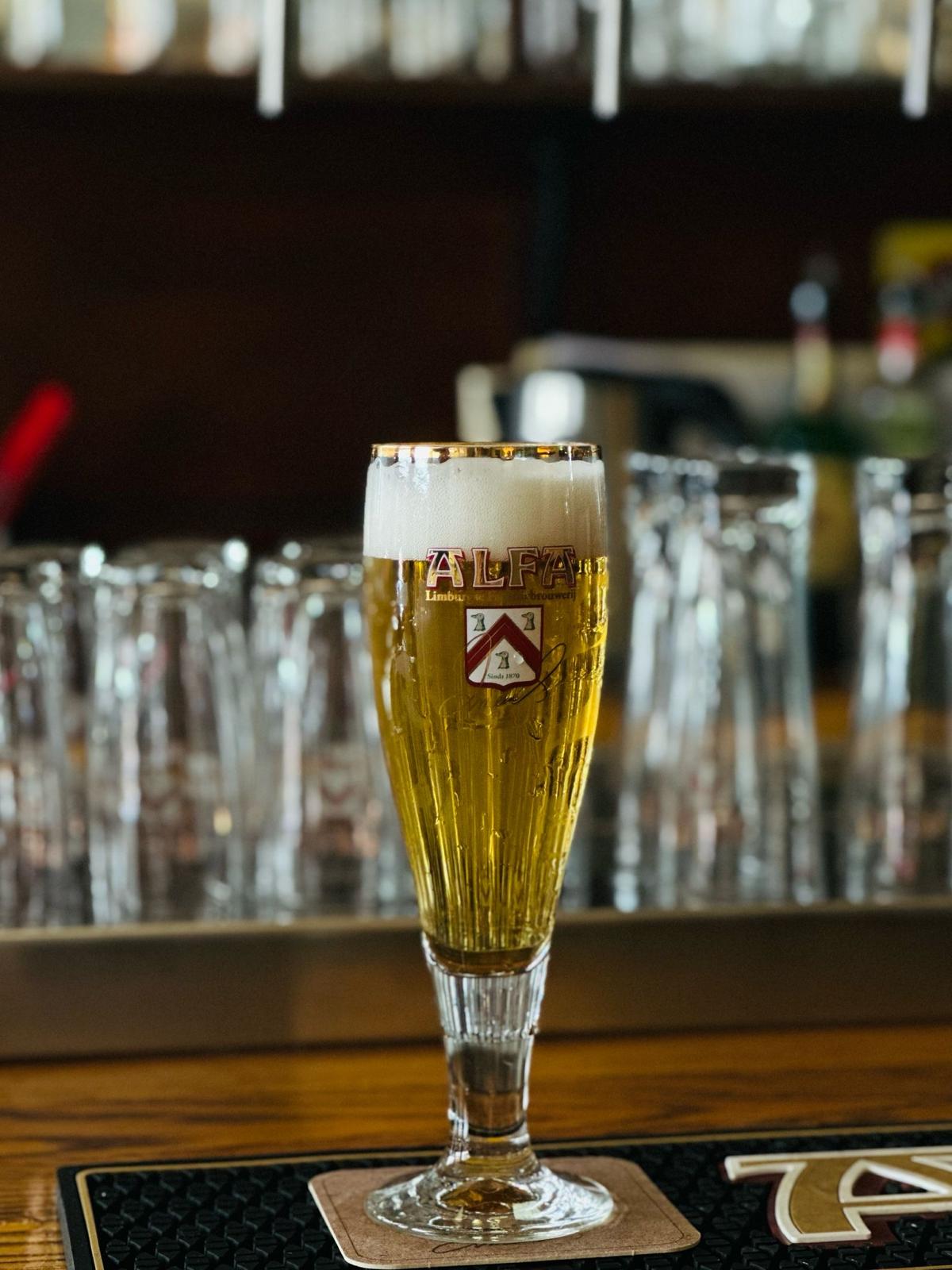 Groep geniet van een proeverij tijdens een teamuitje bij Cafe Salud Groningen