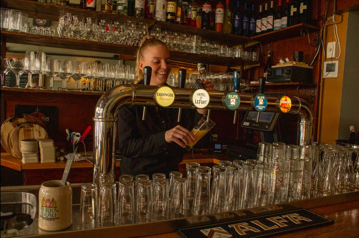 Persoonlijke bediening tijdens een bedrijfsborrel bij Cafe Salud Groningen