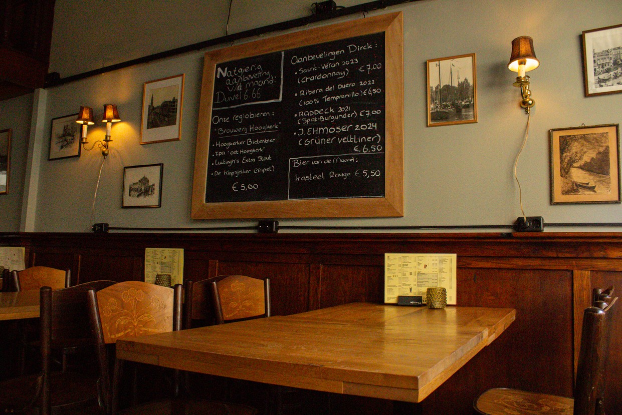 Sfeervol bruin-café interieur van Cafe Salud, locatie voor een wijnproeverij in Groningen