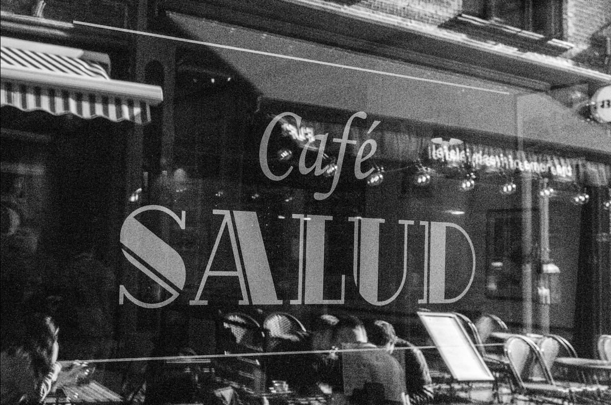 Sfeervolle tafel voor een wijn- en spijsproeverij bij Cafe Salud in Groningen