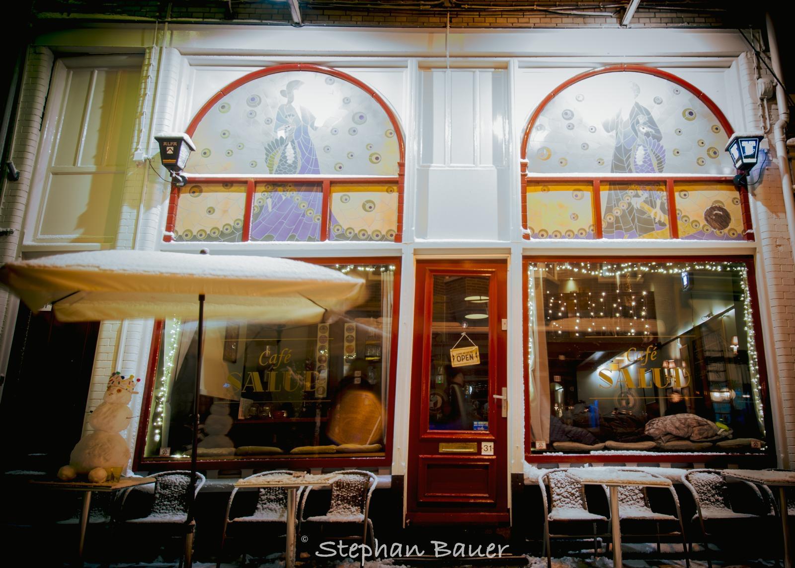 Cafe Salud gevel in de winter met sfeervolle verlichting