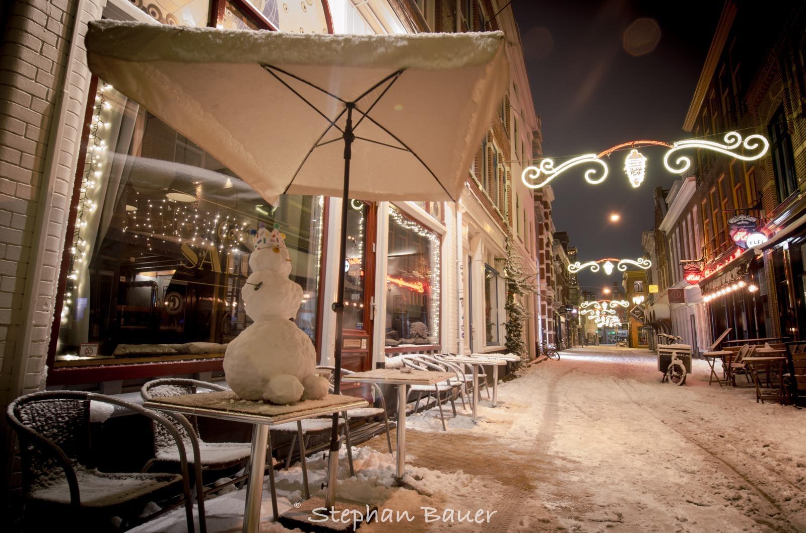 Het terras van Cafe Salud in de winter met sneeuw